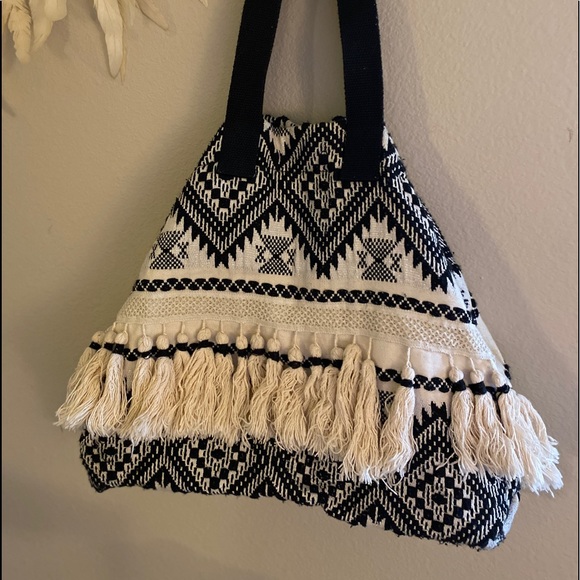 🤍🖤 Aztec Weekender - Picture 2 of 7